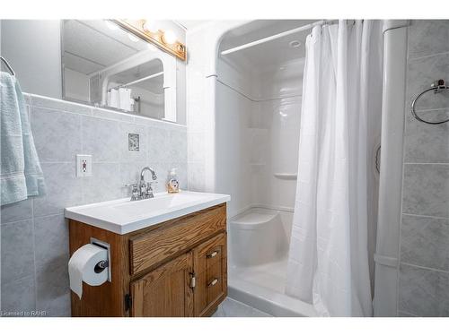 159 West 26Th Street, Hamilton, ON - Indoor Photo Showing Bathroom