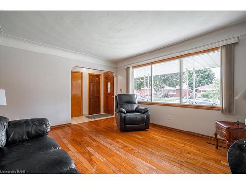 159 West 26Th Street, Hamilton, ON - Indoor Photo Showing Living Room