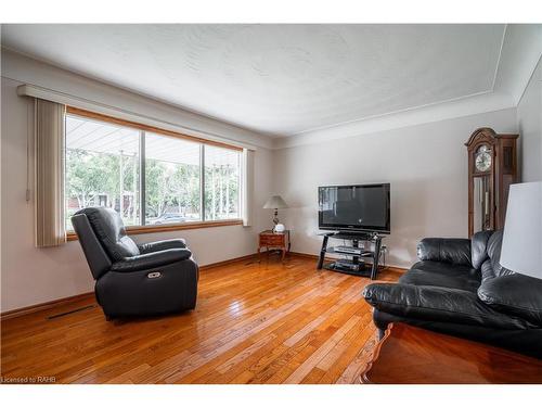 159 West 26Th Street, Hamilton, ON - Indoor Photo Showing Living Room