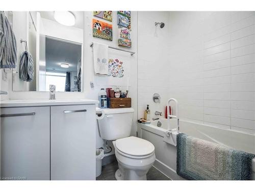 506-467 Charlton Avenue E, Hamilton, ON - Indoor Photo Showing Bathroom