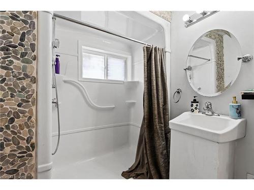 2848 Teresa Drive, Fort Erie, ON - Indoor Photo Showing Bathroom