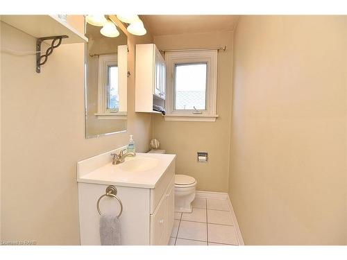 217 Grant Avenue, Hamilton, ON - Indoor Photo Showing Bathroom