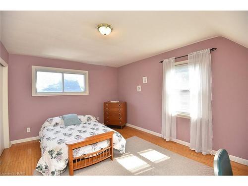 217 Grant Avenue, Hamilton, ON - Indoor Photo Showing Bedroom