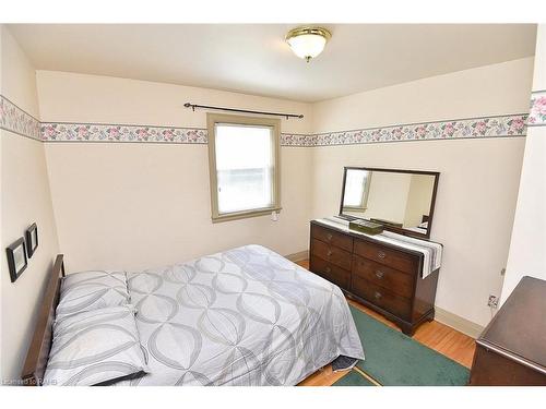 217 Grant Avenue, Hamilton, ON - Indoor Photo Showing Bedroom