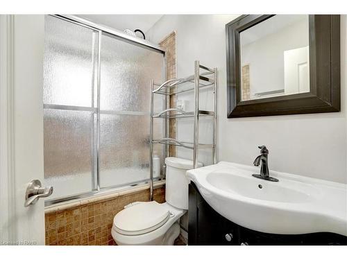 112 Sunrise Drive, Hamilton, ON - Indoor Photo Showing Bathroom