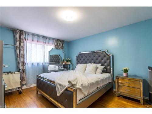 404 Queenston Road, Hamilton, ON - Indoor Photo Showing Bedroom