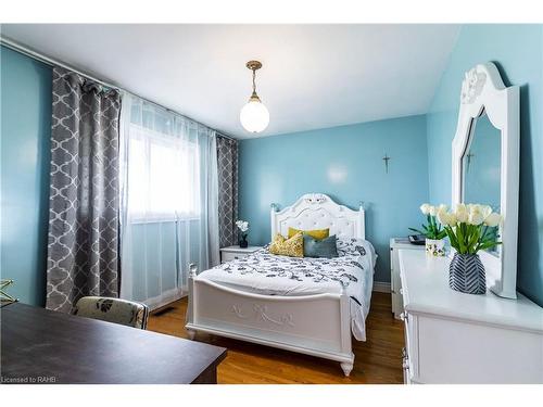 404 Queenston Road, Hamilton, ON - Indoor Photo Showing Bedroom