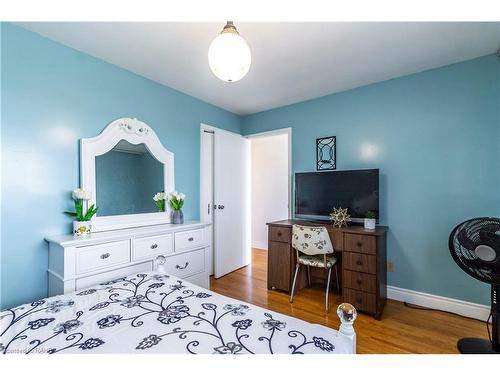 404 Queenston Road, Hamilton, ON - Indoor Photo Showing Bedroom