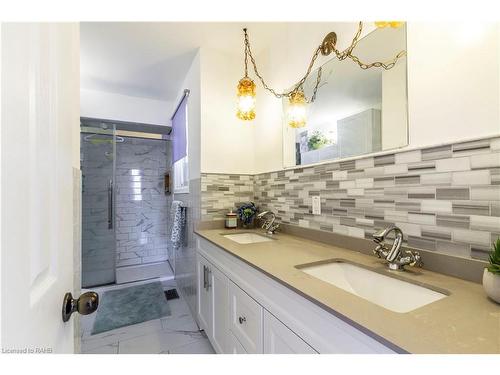 404 Queenston Road, Hamilton, ON - Indoor Photo Showing Bathroom