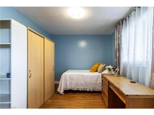 404 Queenston Road, Hamilton, ON - Indoor Photo Showing Bedroom