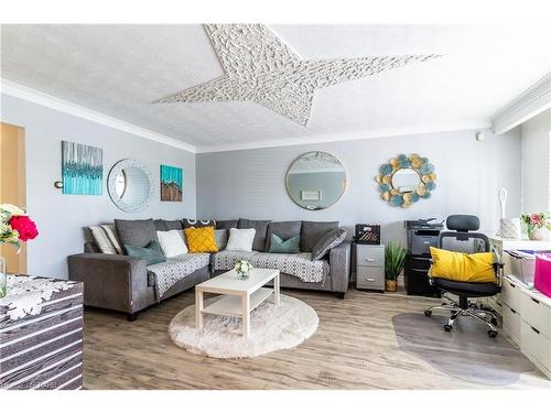 404 Queenston Road, Hamilton, ON - Indoor Photo Showing Living Room