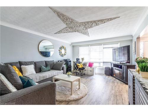 404 Queenston Road, Hamilton, ON - Indoor Photo Showing Living Room