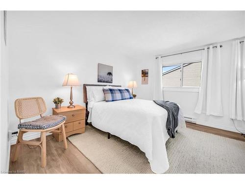 10-2050 Upper Middle Road, Burlington, ON - Indoor Photo Showing Bedroom