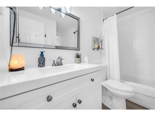 10-2050 Upper Middle Road, Burlington, ON - Indoor Photo Showing Bathroom