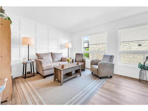 10-2050 Upper Middle Road, Burlington, ON - Indoor Photo Showing Living Room