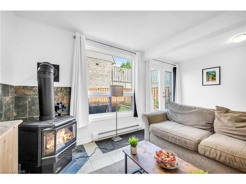 10-2050 Upper Middle Road, Burlington, ON - Indoor Photo Showing Living Room