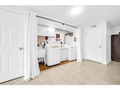 10-2050 Upper Middle Road, Burlington, ON - Indoor Photo Showing Laundry Room