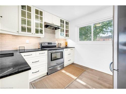 10-2050 Upper Middle Road, Burlington, ON - Indoor Photo Showing Kitchen With Stainless Steel Kitchen With Upgraded Kitchen