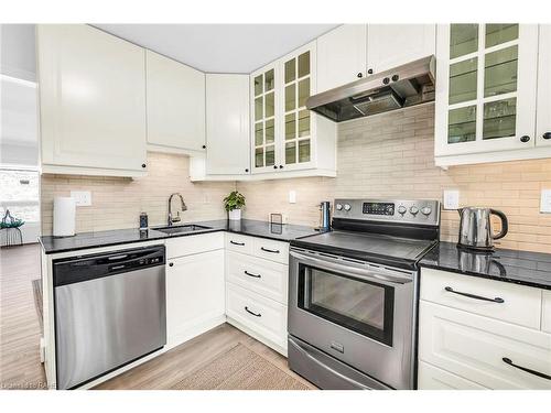 10-2050 Upper Middle Road, Burlington, ON - Indoor Photo Showing Kitchen With Stainless Steel Kitchen With Upgraded Kitchen