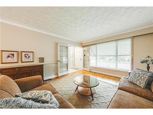 38 Cardinal Drive, Hamilton, ON - Indoor Photo Showing Living Room