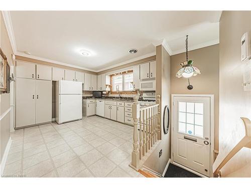 38 Cardinal Drive, Hamilton, ON - Indoor Photo Showing Kitchen