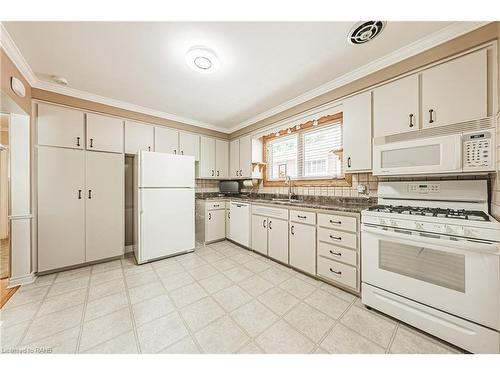 38 Cardinal Drive, Hamilton, ON - Indoor Photo Showing Kitchen