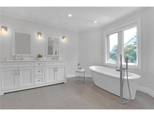 5646 Roseville Court, Burlington, ON - Indoor Photo Showing Bathroom