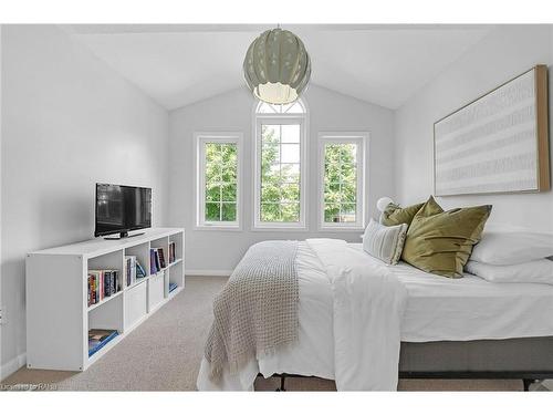 5646 Roseville Court, Burlington, ON - Indoor Photo Showing Bedroom