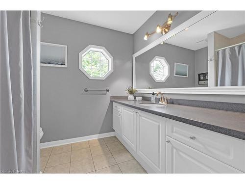 5646 Roseville Court, Burlington, ON - Indoor Photo Showing Bathroom