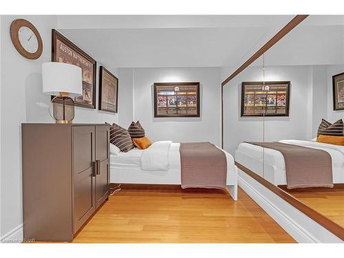 5646 Roseville Court, Burlington, ON - Indoor Photo Showing Bedroom