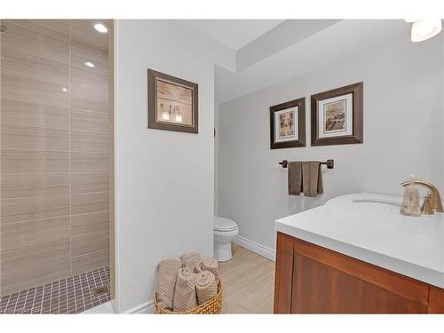 5646 Roseville Court, Burlington, ON - Indoor Photo Showing Bathroom