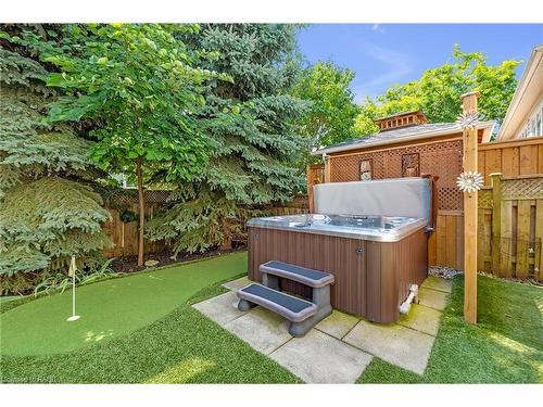 5646 Roseville Court, Burlington, ON - Outdoor With Backyard