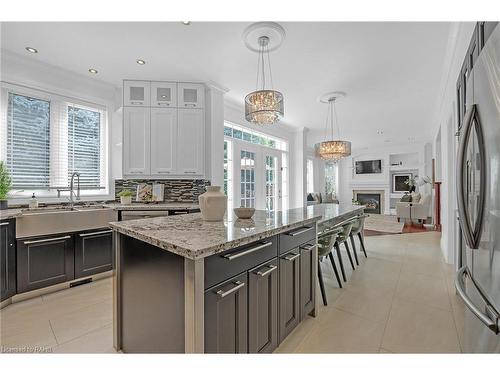 5646 Roseville Court, Burlington, ON - Indoor Photo Showing Kitchen With Upgraded Kitchen