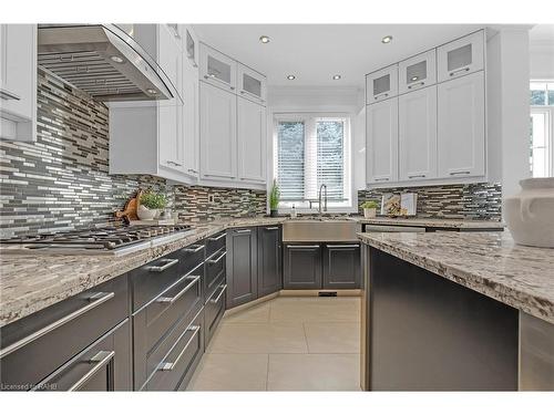 5646 Roseville Court, Burlington, ON - Indoor Photo Showing Kitchen With Upgraded Kitchen