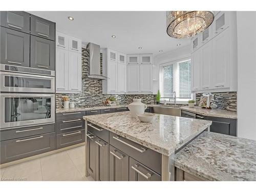 5646 Roseville Court, Burlington, ON - Indoor Photo Showing Kitchen With Upgraded Kitchen