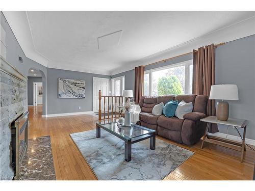 183 Federal Street, Stoney Creek, ON - Indoor Photo Showing Living Room