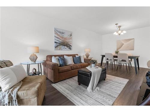 24 Gershwin Court, Hamilton, ON - Indoor Photo Showing Living Room