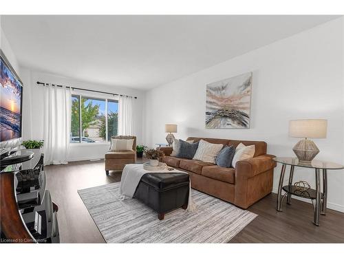 24 Gershwin Court, Hamilton, ON - Indoor Photo Showing Living Room