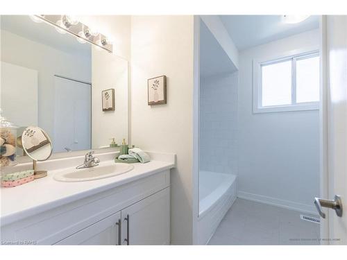 32-1444 Upper Ottawa Street, Hamilton, ON - Indoor Photo Showing Bathroom