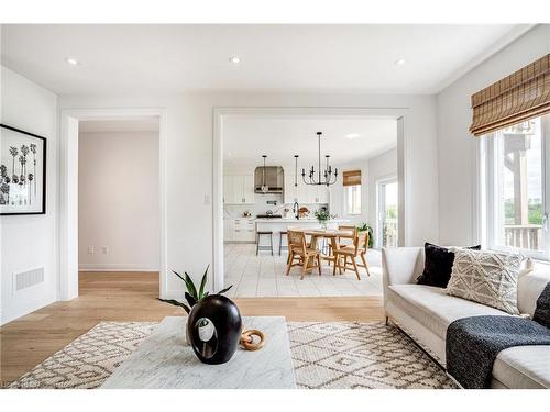 176 Shoreview Drive, Welland, ON - Indoor Photo Showing Living Room