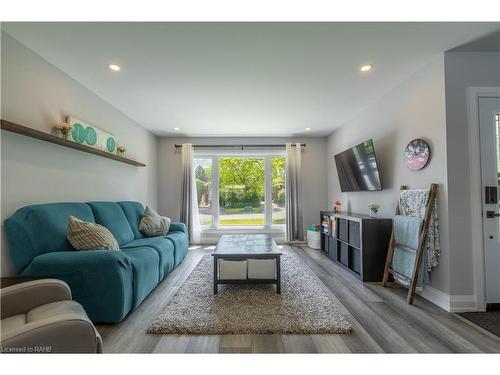 38 Jacobson Avenue, St. Catharines, ON - Indoor Photo Showing Living Room