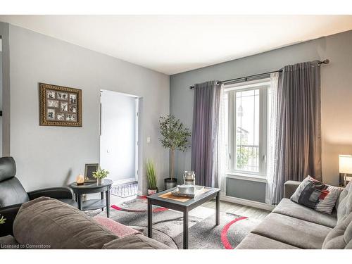 6 Peter Street, Hamilton, ON - Indoor Photo Showing Living Room