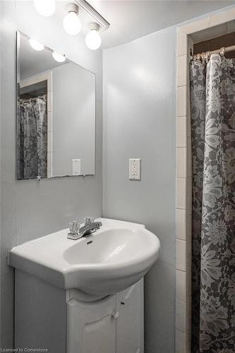 6 Peter Street, Hamilton, ON - Indoor Photo Showing Bathroom