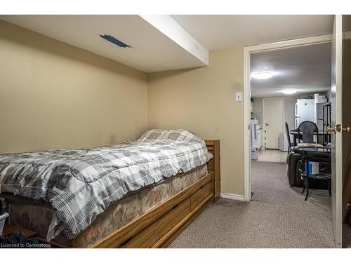 6 Peter Street, Hamilton, ON - Indoor Photo Showing Bedroom