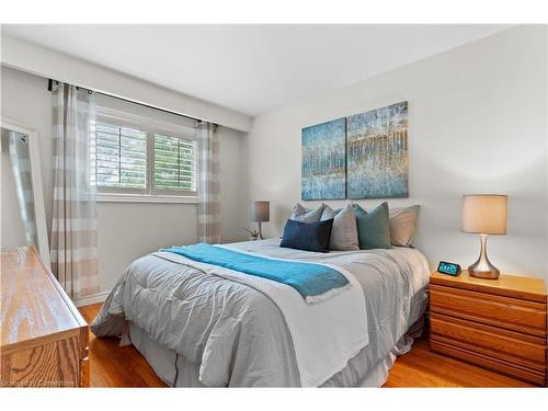 15 Laurendale Avenue, Waterdown, ON - Indoor Photo Showing Bedroom