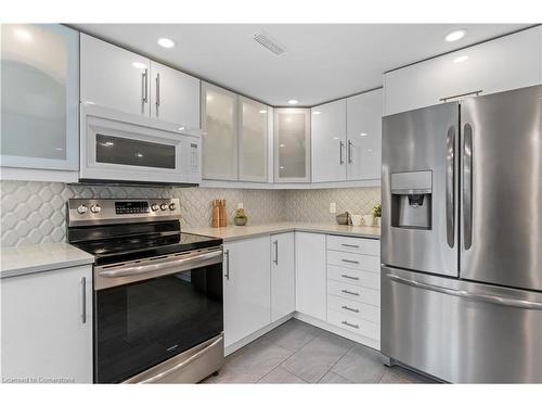 15 Laurendale Avenue, Waterdown, ON - Indoor Photo Showing Kitchen With Upgraded Kitchen