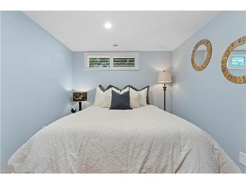 15 Laurendale Avenue, Waterdown, ON - Indoor Photo Showing Bedroom