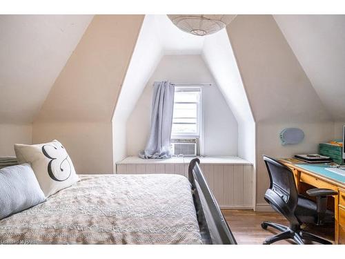 1125 Cannon Street E, Hamilton, ON - Indoor Photo Showing Bedroom