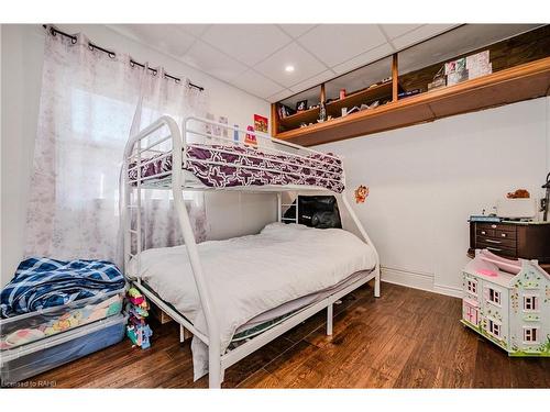 80 East 33Rd Street, Hamilton, ON - Indoor Photo Showing Bedroom