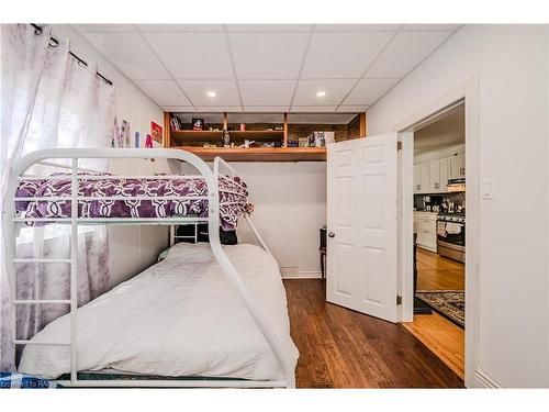 80 East 33Rd Street, Hamilton, ON - Indoor Photo Showing Bedroom